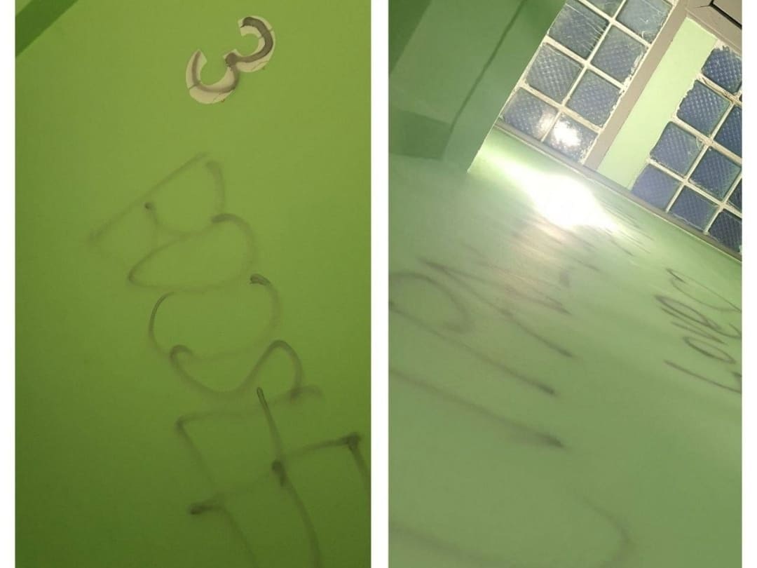 Таинственные граффити появились в подъезде жилого дома в Селятино
