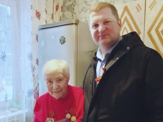 Бывшая узница концлагеря получила медаль к 80-летию Победы