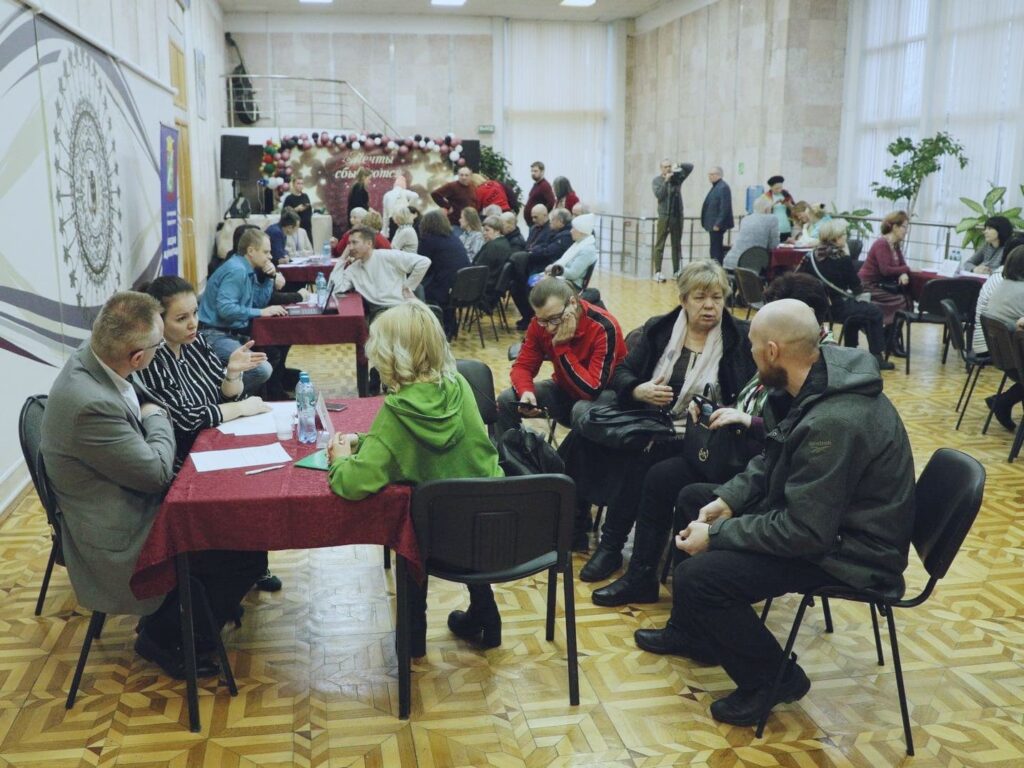 Выездной приём в Селятино: автобусный маршрут, ливнёвка и другие вопросы. Глава округа пообещал решить проблемы жителей.