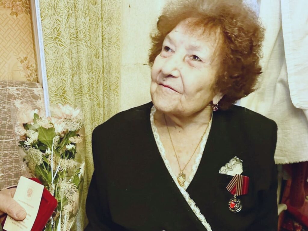 В Наро-Фоминске ветерану Великой Отечественной войны Софье Суриной вручили памятную медаль «80 лет Победы».