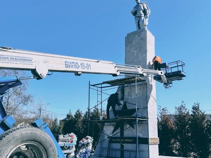 В Апрелевке к 80-летию Победы ремонтируют памятник героям ВОВ на улице Ленина