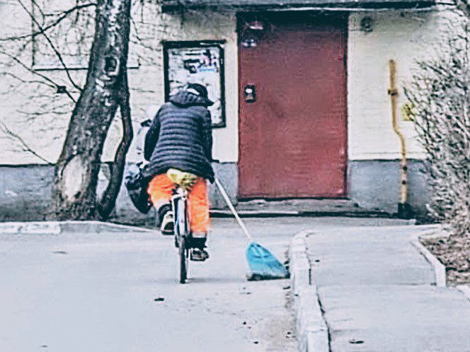 «Велометла» в действии: дворник из Апрелевки удивляет новым методом уборки