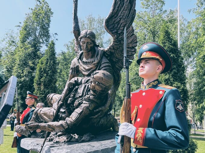 Города-побратимы склонили головы у нового монумента: в Наро-Фоминске открыли скульптуру «Подвигу защитников Отечества»