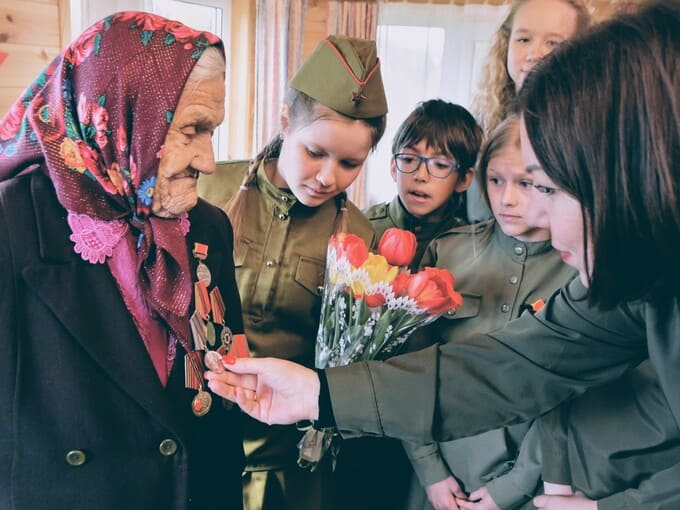 Дети XXI века поздравили ветеранов ВОВ в деревне Устье