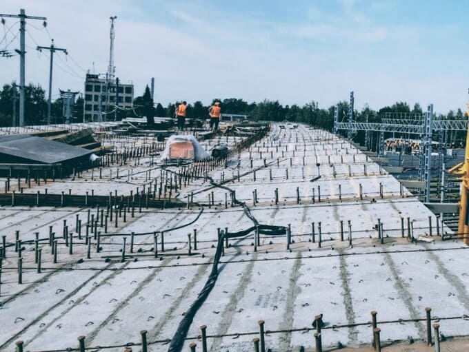 Строительство путепровода в Апрелевке: Подробности о монтаже балок, подпорных стен и армировании