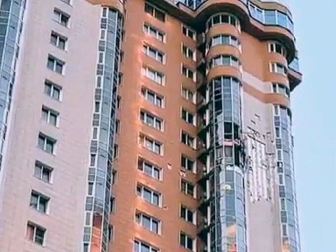Последствия ночной атаки 29 мая: В Москве и области повреждены дома и авто