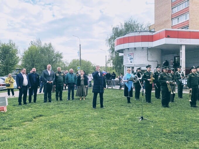 В Селятино устроили парад для 99-летнего ветерана: поздравляли депутаты, оркестр и дети