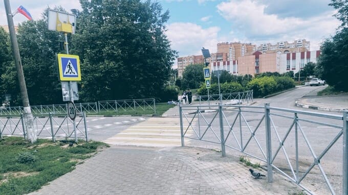 В Селятино устанавливают заборы у «Радужного» для детской безопасности