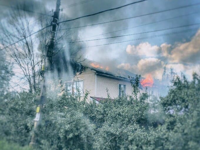 Пожарные потушили частный дом в Наро-Фоминске 4 июля