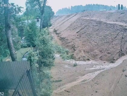 Песчаный потоп в «Коммунаре»: строители «похоронили» дачи под песком