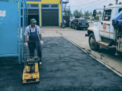 Новый асфальт, старая остановка: Калининец всё ещё ждет перемен