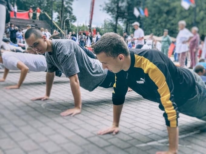 Стальная сотня в Наро-Фоминске: 100 человек сделали по 100 отжиманий в День физкультурника
