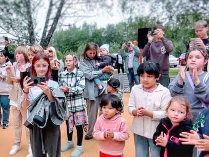 Размером с три теннисных корта: в Апрелевке открыли новую детскую площадку