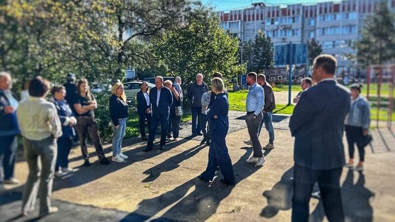 Крыши, фасады и детские площадки: власти проверяют ремонт и выслушивают жителей