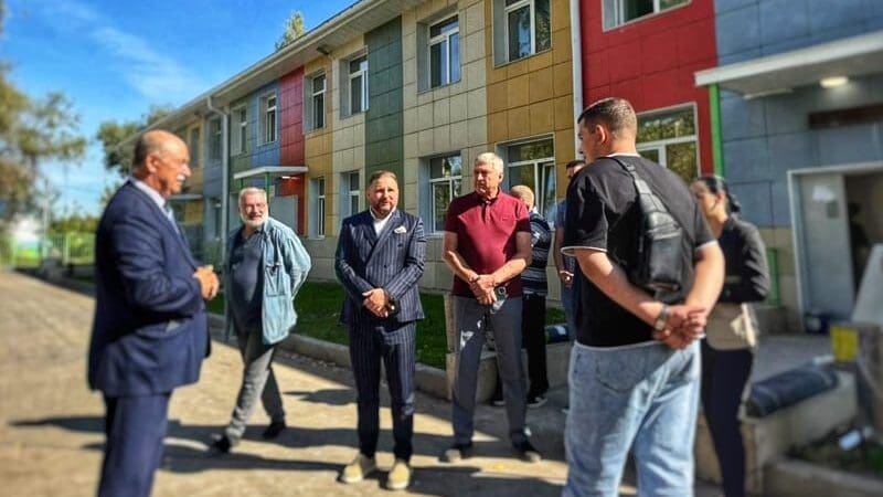 Крыши, фасады и детские площадки: власти проверяют ремонт и выслушивают жителей