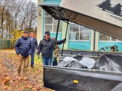 Депутат Баранов привез фруктовые деревья в школу Петровского. © Фото: Александр Баранов / ВКонтакте