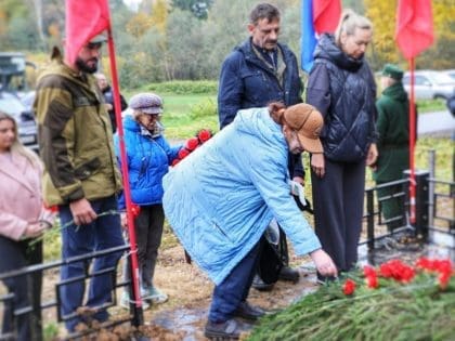 В деревне Покровка открыли мемориал трем бойцам 110-й стрелковой дивизии