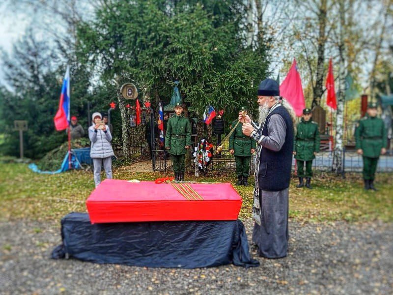 Неизвестный политрук обрёл покой: останки бойца с почестями перезахоронили в деревне Митяево