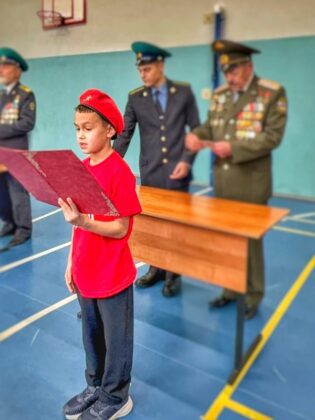 В Наро-Фоминске новому отряду юнармейцев вручили удостоверения. Фото: Совет депутатов Наро-Фоминский городской округ / ВКонтакте