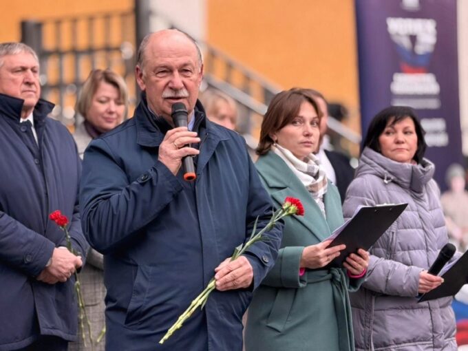 В Апрелевке открыли мемориальную доску Михаилу Толозову