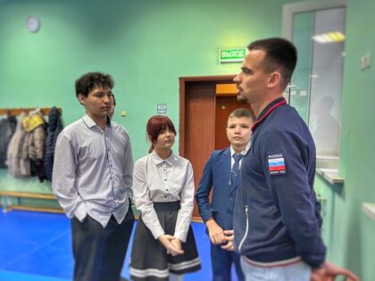 Ярослав Ткалич встретился со школьниками Наро-Фоминска. Фото: Совет депутатов Наро-Фоминский городской округ / ВКонтакте