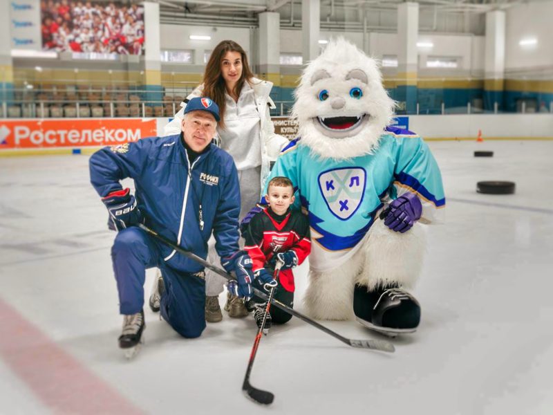 Легенда советского хоккея Светлов встретился с юными спортсменами Наро-Фоминска