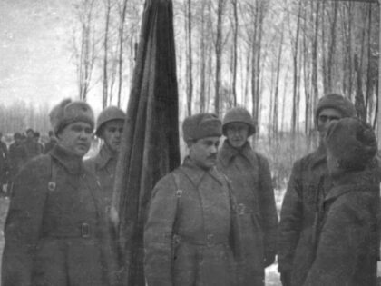 Вручение гвардейского знамени под Наро-Фоминском в 1941 году