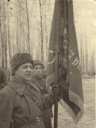 Вручение гвардейского знамени под Наро-Фоминском в 1941 году