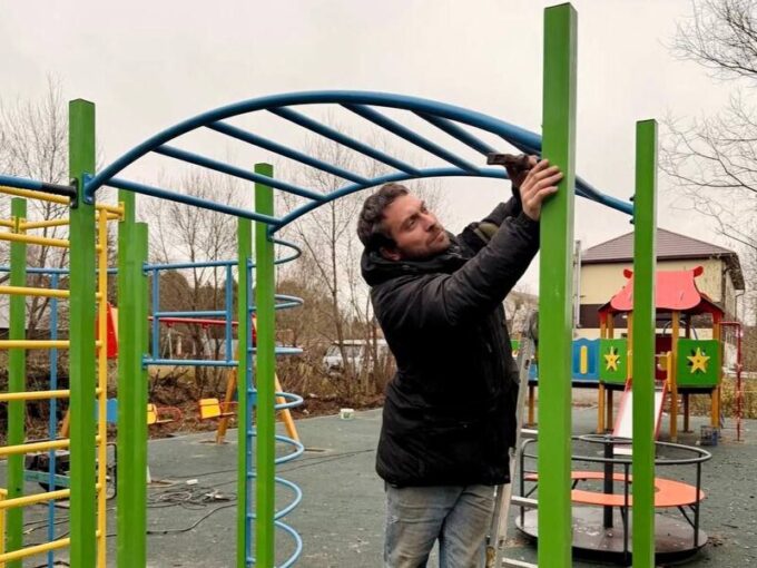 В Малых Горках открывают детскую площадку