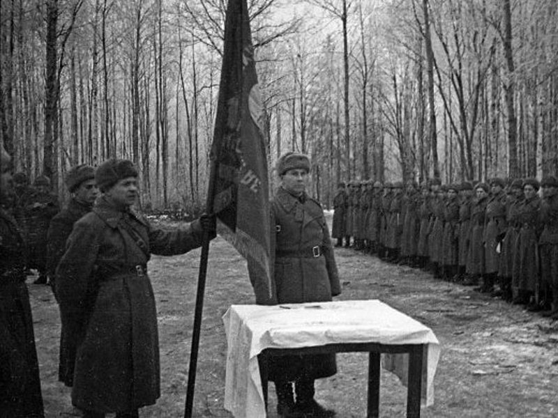 22 ноября 1941-го под Наро-Фоминском 1-й гвардейской мотострелковой дивизии вручили знамя