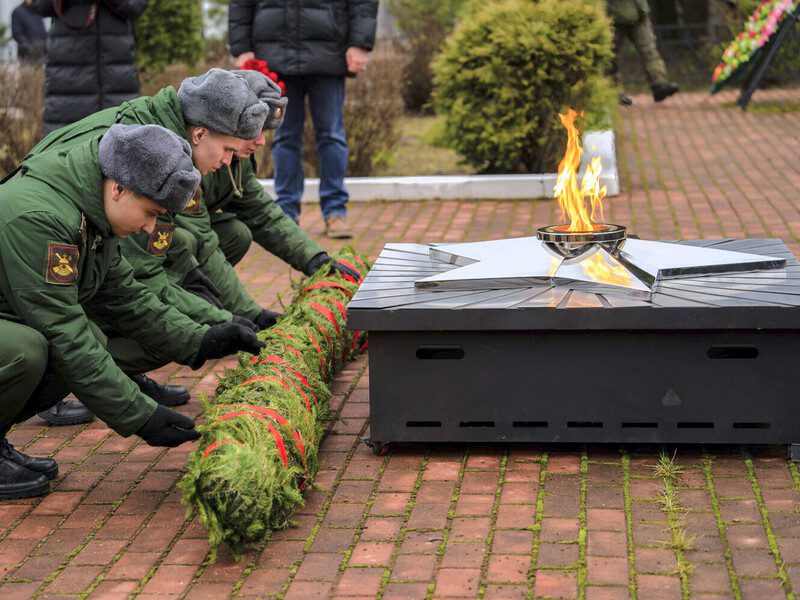 Огонь памяти из 9 городов-героев зажгли у мемориала в Щекутино