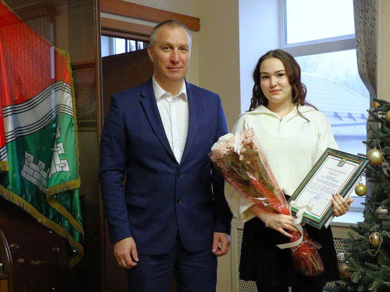 Глава округа наградил волонтёра Милану Медведеву за работу в госпитале Луганска