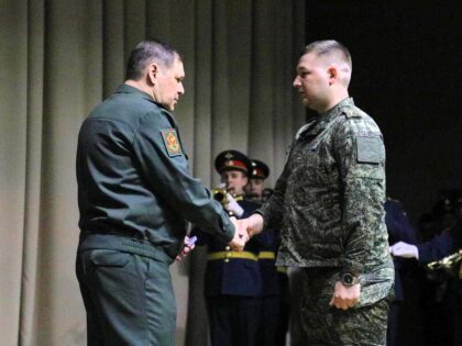 Награды 16 военнослужащим Таманской дивизии под Наро-Фоминском вручает Врио командующего войсками Московского военного округа генерал-лейтенант Игорь Серицкий