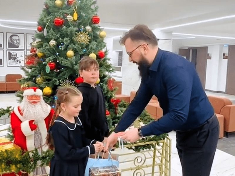 Евгений Клюшкин исполнил первые желания с «Ёлки желаний»