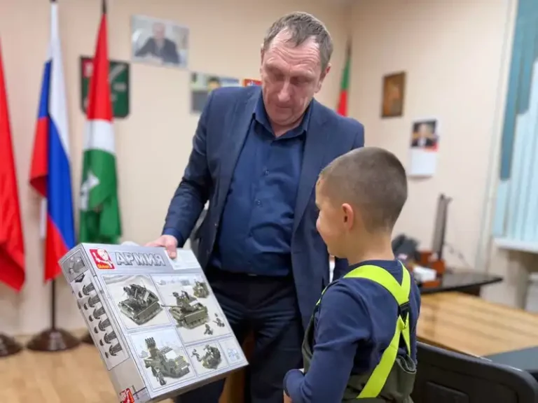 Ёлка желаний в Апрелевке: Кожушко дарит подарки детям