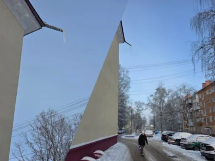 Опасные сосульки на ул. Ленина в Наро-Фоминске после ремонта кровли
