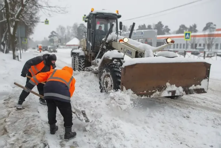 Снегопад в Наро-Фоминске: уборка снега усилена, жителей просят быть осторожнее