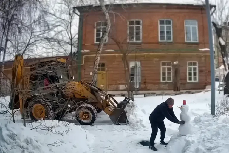 Тракторист в тапочках спас снеговика в Обнинске.