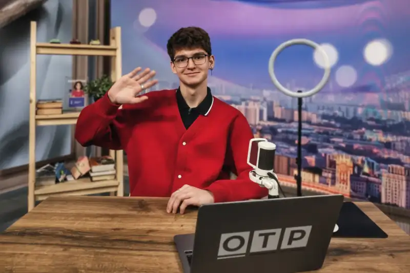 Илья Леваков из Апрелевки присоединился к команде молодёжной программы «Всё по-взрослому». Сейчас он осваивает тонкости работы в студии под руководством профессионалов федерального канала.