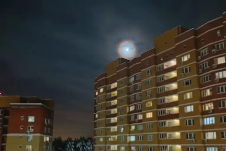 Лунное гало в Апрелевке: фото и объяснение явления