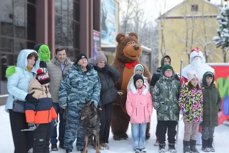 Полицейский Дед Мороз и собака Тодас в Наро-Фоминске