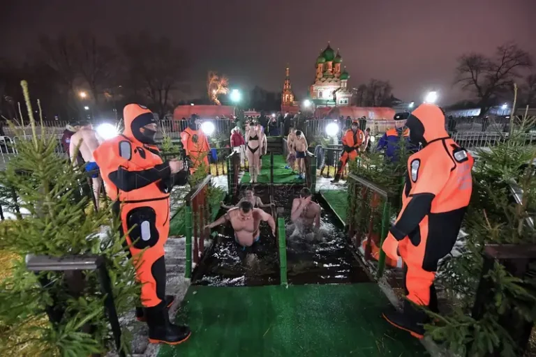 Крещенские купания в Москве 2025: прямая трансляция