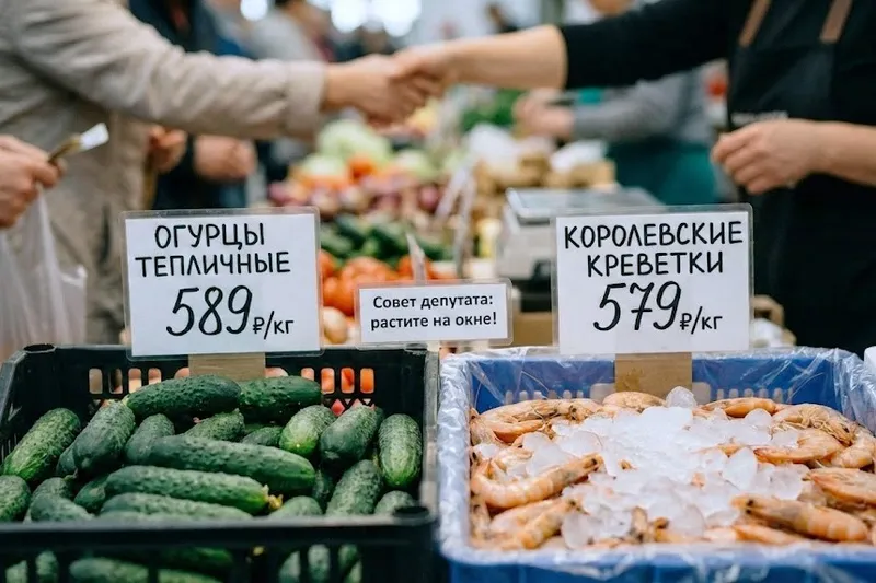 Сравнение цен на огурцы и креветки на прилавке магазина