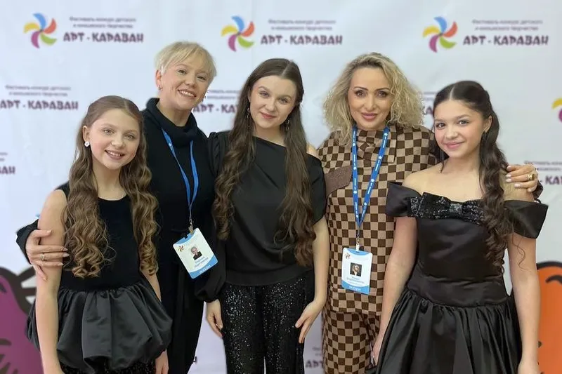 Сестры Рогинские и руководитель Виктория Ягодина с наградой конкурса Арт-Караван