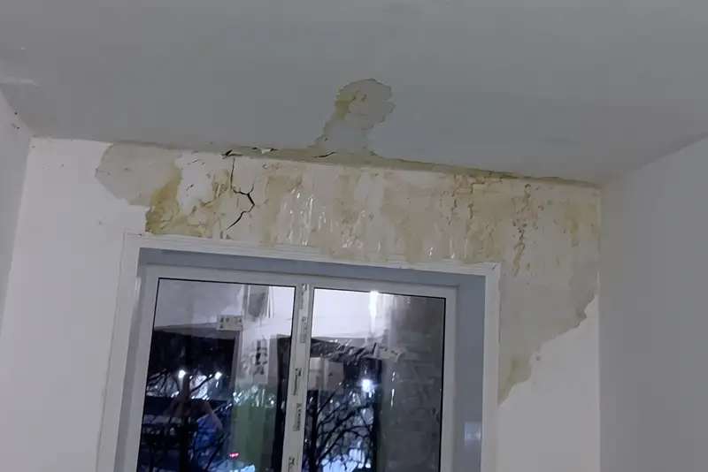 Протечка крыши на улице Мира после чистки снега в Наро-Фоминске