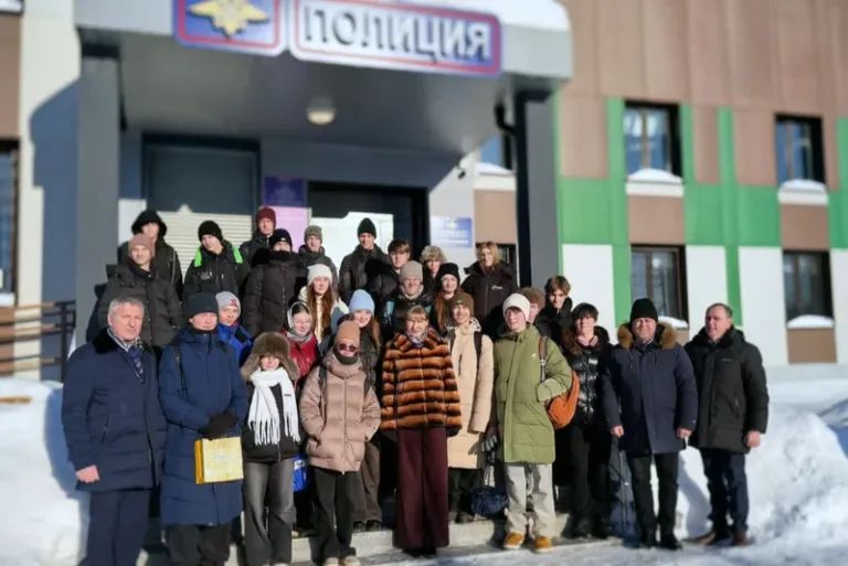 Ученики девятого класса школы №1 города Апрелевка в здании отдела полиции.