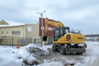 На Августовской в Апрелевке экстренно ремонтируют канализацию