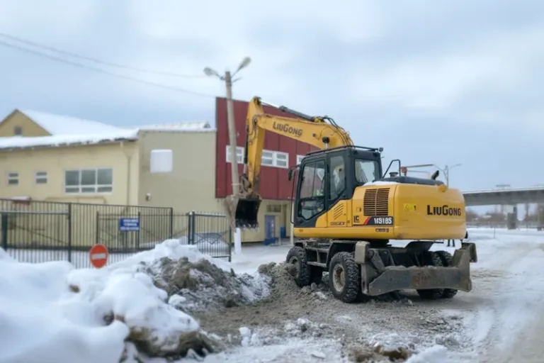 Аварийные работы по замене канализационного колодца на улице Августовской в Апрелевке