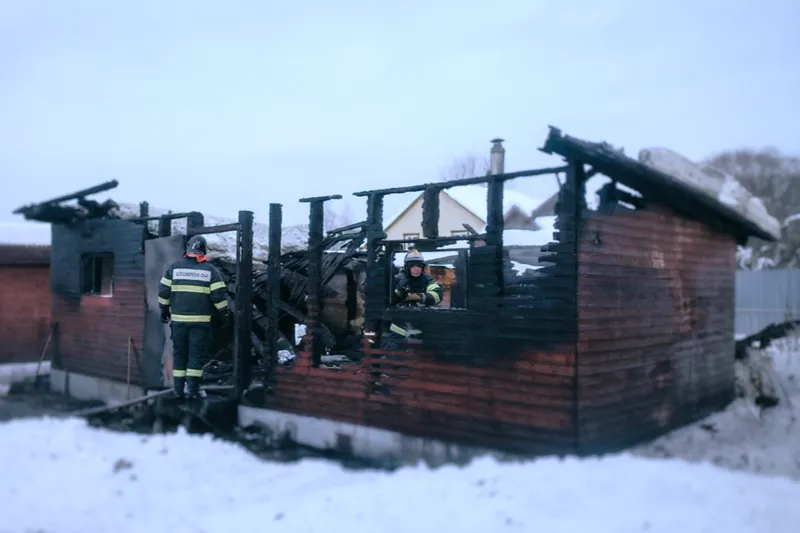 Пожарные расчеты ГКУ МО Мособлпожспас тушат горящую деревянную постройку в Наро-Фоминском округе