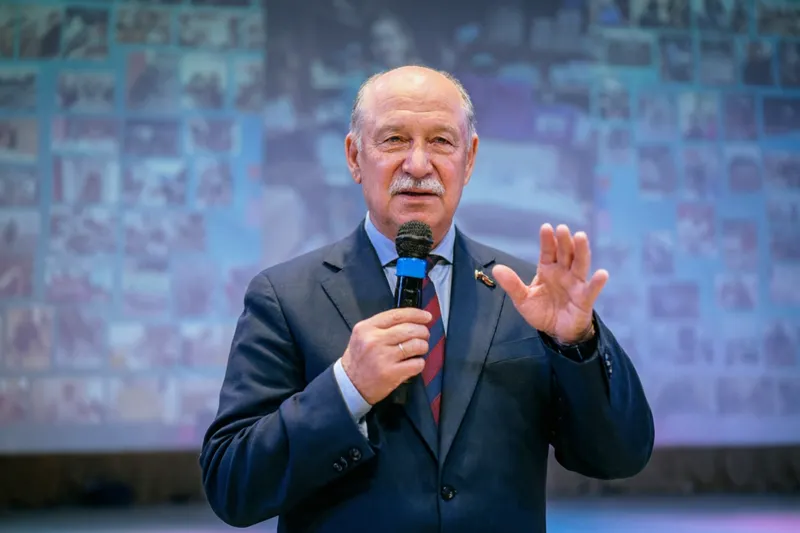 Александр Баранов вручает награды волонтерам Наро-Фоминского городского округа 13 февраля 2026 года